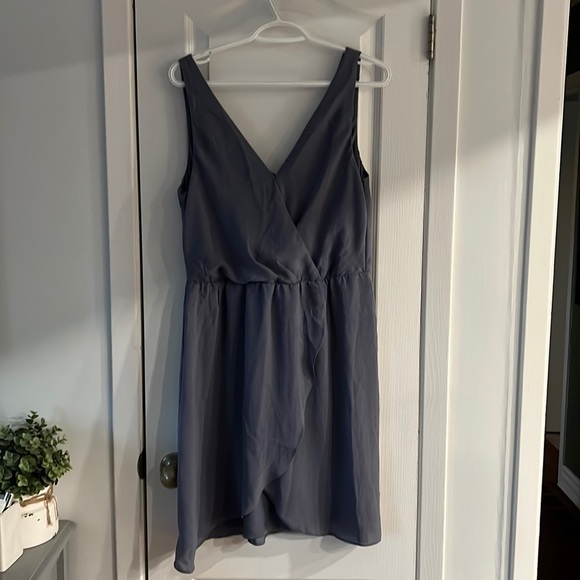 EUC V-neck dress - Picture 1 of 2